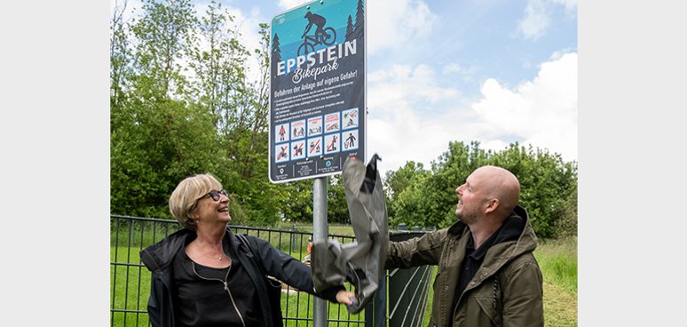 Sabine Bergold und Stephan Euler bei der Enthüllung des Schildes für den neuen Bikepark