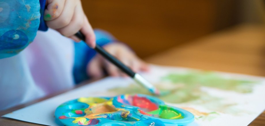 Kind malt Wasserfarben