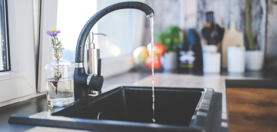 Laufender Wasserhahn in der Küche